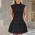 Elegantes schwarzes ärmelloses Tweed-A-Linien-Minikleid mit Stehkragen und Ziertaschen - S / Schwarz