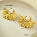 Detail van vintage goudkleurige waaiervormige oorbellen met parels, 4,2 cm x 3,1 cm - Gouden waaiervormige parelstijl (NMSE-A842-1) / 18K goud