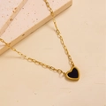 Dettaglio macro della collana a maglie rettangolari dorate con ciondolo a cuore nero - Cuore d'Oro Madreperla Nera