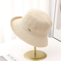 Eleganter beigefarbener Strick-Anglerhut für Damen auf minimalistischem Goldständer - M(56-58cm) / Cremeweiß