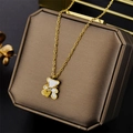 Bären-Halskette aus Titanstahl mit goldenem Herzanhänger auf einer Schmuckbox - Gold