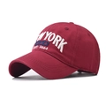Detalle de gorra de béisbol granate de algodón con bordado New York y parche de USA - Burdeos