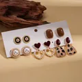 Set de 5 pares de pendientes vintage con perlas, corazones de resina y aros de leopardo - Juego de 5 Pares (Pin de Plata-Blanco-Café)