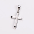 Gros plan d'un pendentif croix en acier inoxydable poli avec motif clé grecque - Sans Chaîne / Couleur Acier