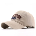 Cappellino New York in cotone beige con ricamo marrone e visiera curva in stile unisex - Cachi
