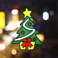 Épinglette de Noël en émail avec paillettes vertes et socle boîte cadeau rouge - Noël arbre