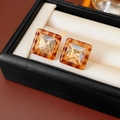 Details quadratischer Harzohrringe mit Schildpattmuster und Bernsteinkristall in Box - Bernstein Quadrat (925 Sterling Silber Ohrstecker)
