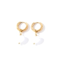 Détail de boucles d'oreilles dorées avec des pendentifs élégants en pierre naturelle blanche - Or + Pierre Rose Clair