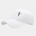 Dettaglio del ricamo nero 'faith' con croce su un berretto da baseball bianco - Bianco