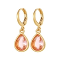 Dettaglio di orecchini a goccia rosa con cerchi huggie placcati in oro lucido - Rosa