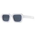 Retro-Sonnenbrille mit kleinem Rechteckrahmen in Weiß und dunkelgrauen Gläsern in 45-Grad-Ansicht - C6 Weißer Rahmen Schwarzgrau