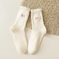 Weiße flauschige Wintersocken für Damen mit niedlicher rosa Schleifenstickerei - Große Schleife Weiß