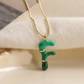 Collana dorata con ciondolo a lettera F stile bambù verde in smalto lucido - Lettera F
