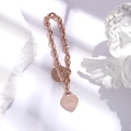 Dettaglio del bracciale a cuore in oro rosa con chiusura OT e incisione d'ispirazione - Oro rosa