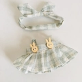 Zweiteiliges grün-weißes Karo-Puppenoutfit Set mit Stirnband und Kaninchenknöpfen - Passend für 17cm Puppe / Grünes Frisches Karokleid + Haarband / Grün-Weiß Kariert