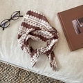 Écharpe à motifs géométriques bohèmes en marron et beige posée sur un canapé - Style Géométrique Marron 3