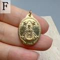 Macro del ciondolo ovale della Vergine Maria dorato con rilievo religioso e 1830 - Stile F-Medaglia Miracolosa Francese