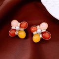 Detalle macro de pendientes vintage de flores con piedras de colores y perla central - Pin de Plata-Oro-Rosa-Amarillo