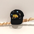 Dettaglio del cappello bimbo nero con ricamo camion 3D e segnali stradali - Nero / 52cm (2-5 Anni)