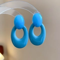 Dettaglio degli orecchini ovali in acrilico blu vibrante con un elegante design a doppio anello - Perno in argento-Blu