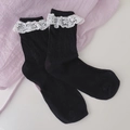 Detalle de calcetines negros Lolita con encaje blanco fino en estilo dulce japonés - Talla única / Negro