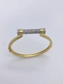 Dettaglio del bracciale a ferro di cavallo dorato con strass bianchi e finitura lucida - Bracciale rigido / Oro