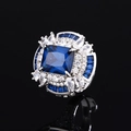 Anello in argento con grande pietra blu quadrata e accenti bianchi su superficie nera lucida - Blu