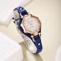 Détail de la montre hexagonale or rose avec bracelet en cuir bleu et rivets mode - Bleu royal