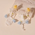 Detalle de pendientes florales con pétalos de tul amarillo, borlas de cuentas y vidrio - Flor de malla amarilla (aguja de plata)