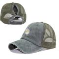 Berretto da baseball vintage in cotone lavato con ricamo margherita e foro per coda di cavallo - Verde Militare