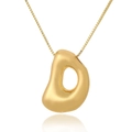 Detail van de gouden ketting met een onregelmatig organisch gevormde metalen hanger - D (D1013)