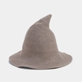 Detail eines spitzen Hexenhuts mit feiner Strickstruktur und gewellter Krempe in Braungrau - Khaki