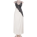 Dettaglio dello scollo a V profondo con pizzo nero su abito lungo in raso crema - XS / Beige