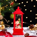 Rote Weihnachtslaterne mit Weihnachtsmann, Tannenbaum und glitzernden Pailletten - Weihnachtskristalllicht-Serie / 003-2 Weihnachtsmann packt Geschenk