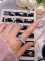 Primer plano de un anillo con lazo de circonita brillante y engaste micropavé de lujo - Estilo de Lazo Clásico (306) / Abierto Ajustable