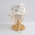 Dettaglio cappello sole per bambini con ricamo orso e protezione per il collo integrata - Taglia 50 (1-3 Anni) / Orso