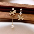 Elegantes pendientes de caballo chapados en oro con cristales y perlas para mujer - Estilo de Caballito de Madera Asimétrico / Dorado