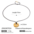 Dettaglio del ciondolo tondo dorato su cordino nero con lunghezza 75 cm e specifiche - Cerchio in acciaio inossidabile / Oro