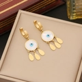 Goldene Evil Eye Ohrhänger mit weißem Emaille-Anhänger und kleinen Wassertropfen - Ohrringe