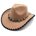 Dettaglio del cappello in feltro con perline turchesi e bordo intrecciato nero a mano - M (56-58cm) / Cammello