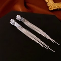 Details von langen Quastenohrringen mit Zirkonia-Blumensteckern und Schlangenketten - Silber