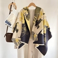 Détail d'un châle en imitation cachemire avec motifs floraux jaunes et bords à franges - Magnolia-Bleu Marine