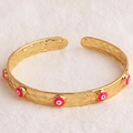 Bracciale rigido regolabile placcato oro con trama martellata e cinque occhi malvagi rossi - Rosa Rossa