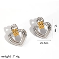 Detailansicht der zweifarbigen Herzohrringe mit Abmessungen 30,5mm x 25,5mm und 7,6g Gewicht - Gold und Silber gemischt (TE60468-M)