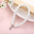 Catena corta di perle finte con chiusura a moschettone su sfondo decorativo rosa - Bianco K/Argento