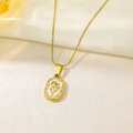 Detailansicht des goldenen Tulpenanhängers mit weißem Hintergrund an einer feinen Kette - Schlangenkette-Gold Tulpe