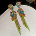 Pendientes de loro coloridos con pedrería brillante y elegante acabado dorado - Estilo de Loro de Colores