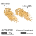 Dettaglio orecchini a foglia dorata con dimensioni 5.88cm x 2.35cm in acciaio inox - Forma a Foglia d'Oro (JDEW2409001)