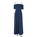 Detailansicht des schulterfreien Ausschnitts und der Falten am dunkelblauen Maxikleid - S / Marineblau