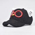 Dettaglio del berretto in lana d'agnello nera con orecchie da gatto e occhiali rossi - 55cm Circonferenza / Nero